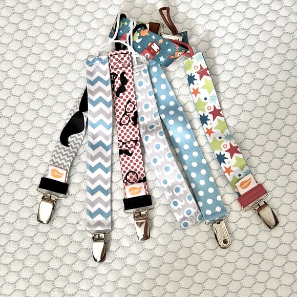 Lot of 2 beanies and 7 pacifier clips for baby boys. - Picture 3 of 3